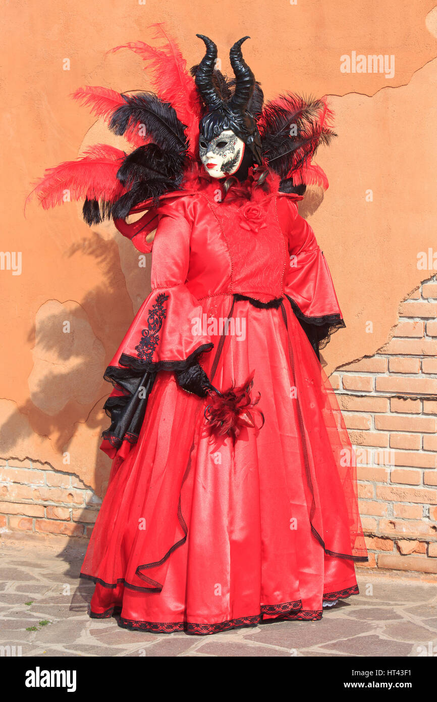 Maleficent (padrona di tutti i mali) a Riva dei Sette Martiri durante il Carnevale di Venezia, Italia Foto Stock