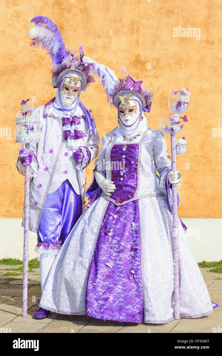 Una coppia mascherata nei tradizionali costumi veneziani durante il 2017 il  Carnevale di Venezia, Italia Foto stock - Alamy