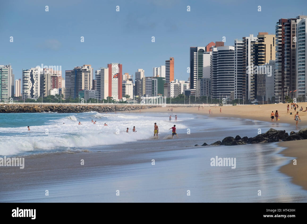 Sabbie dorate della spiaggia di Praia de Iracema beach, Fortaleza, Stato di Ceará, Brasile, Sud America Foto Stock