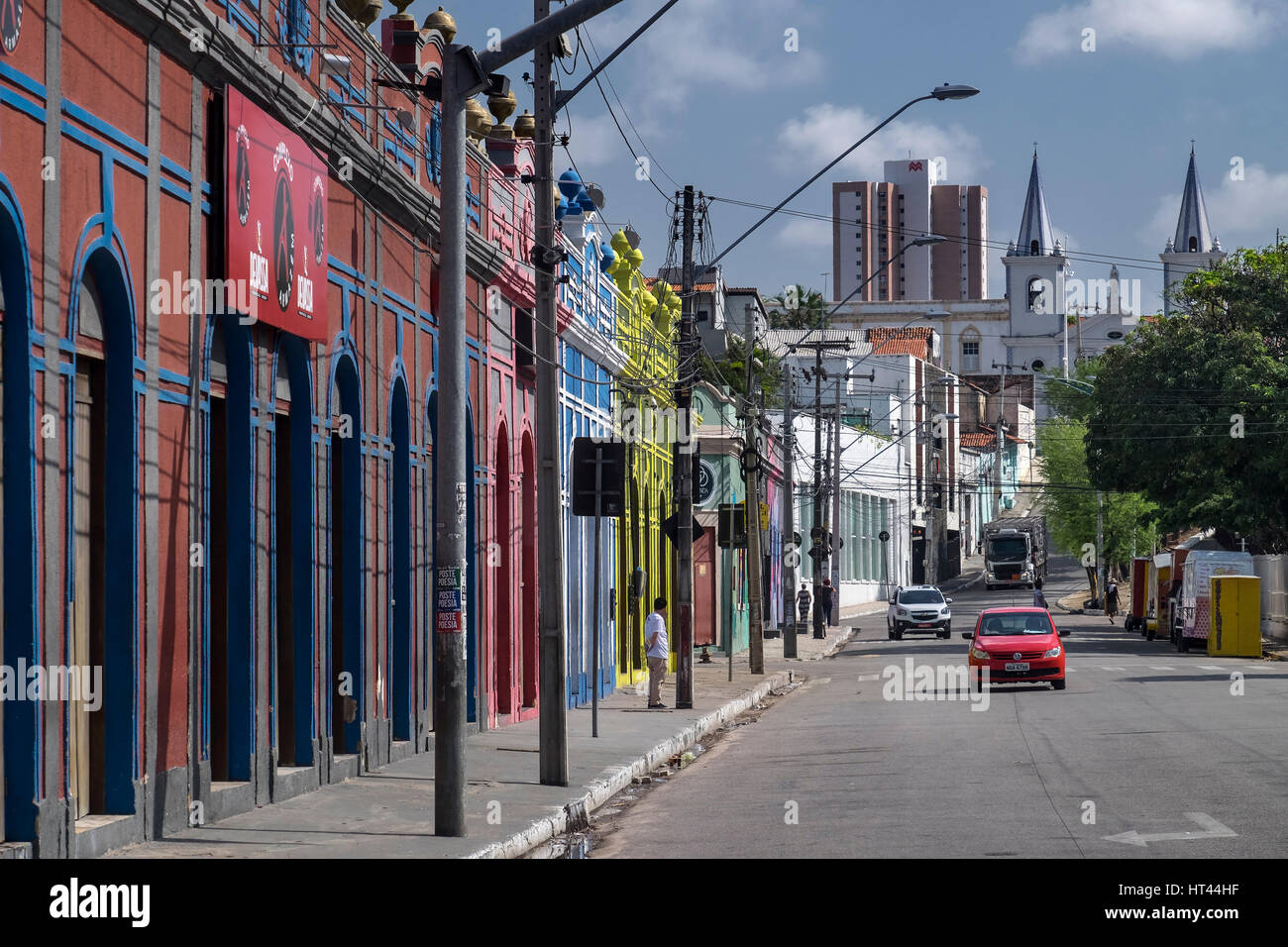 Scena di strada, gli edifici colorati su via Rua Almirante Jaceguai, Fortaleza, Stato di Ceará, Brasile, Sud America Foto Stock