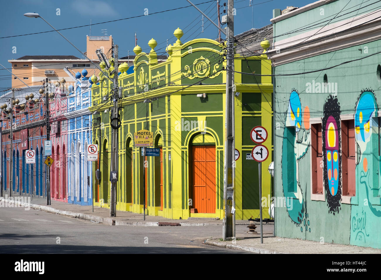 Gli edifici colorati su via Rua Almirante Jaceguai, Fortaleza, Stato di Ceará, Brasile, Sud America Foto Stock
