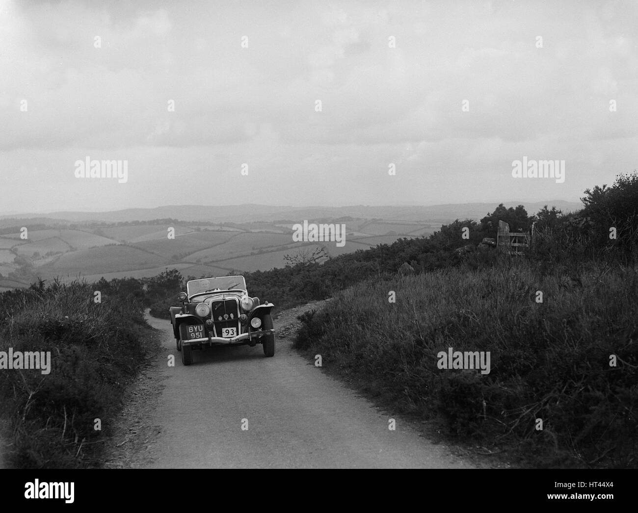 Jensen V8 di Alan Whiddington competere nel MCC Torquay Rally 1938. Artista: Bill Brunell. Foto Stock