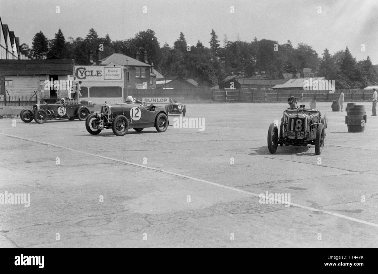 Frazer-Nash, Wolseley Hornet e Riley 9 Brooklands, BARC incontro, Brooklands, Surrey, 1933. Artista: Bill Brunell. Foto Stock