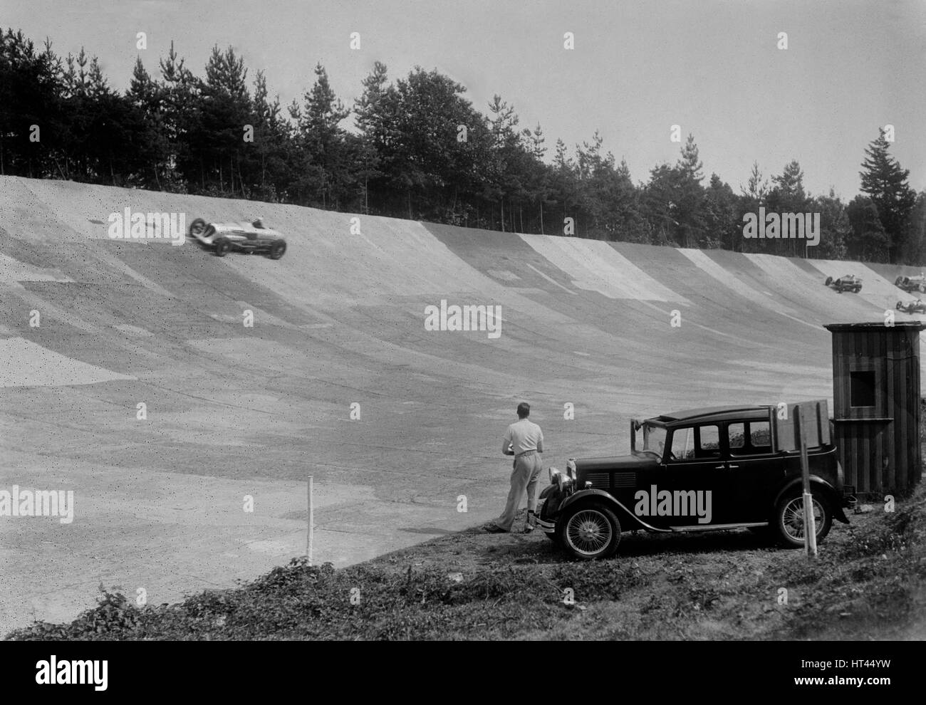 John Cobb di 24 litro Napier Railton su Byfleet Banking, BARC incontro, Brooklands, Surrey, 1933. Artista: Bill Brunell. Foto Stock