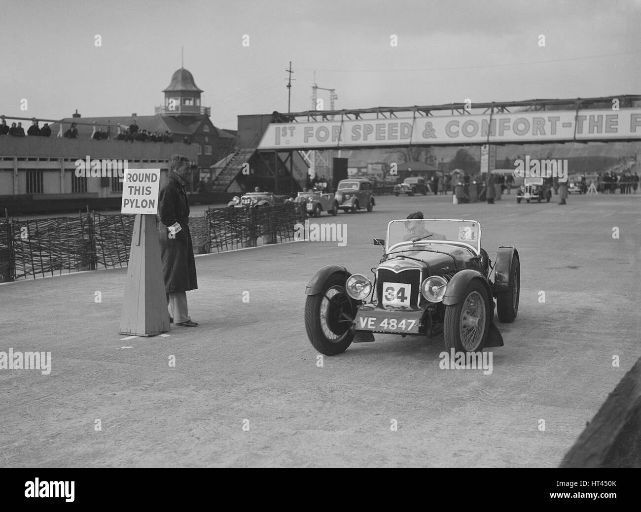 Riley sporting offerte concorrenti in JCC Rally, Brooklands, Surrey, 1939. Artista: Bill Brunell. Foto Stock