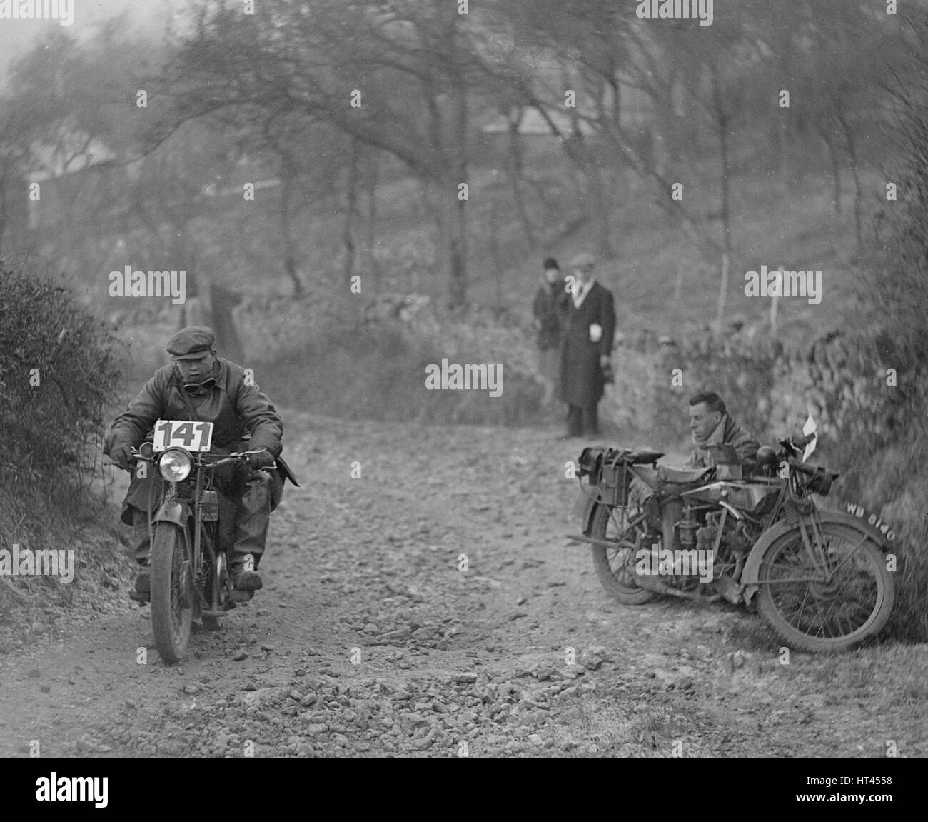 Motocicletta di prendere parte a una prova, c1930s. Artista: Bill Brunell. Foto Stock