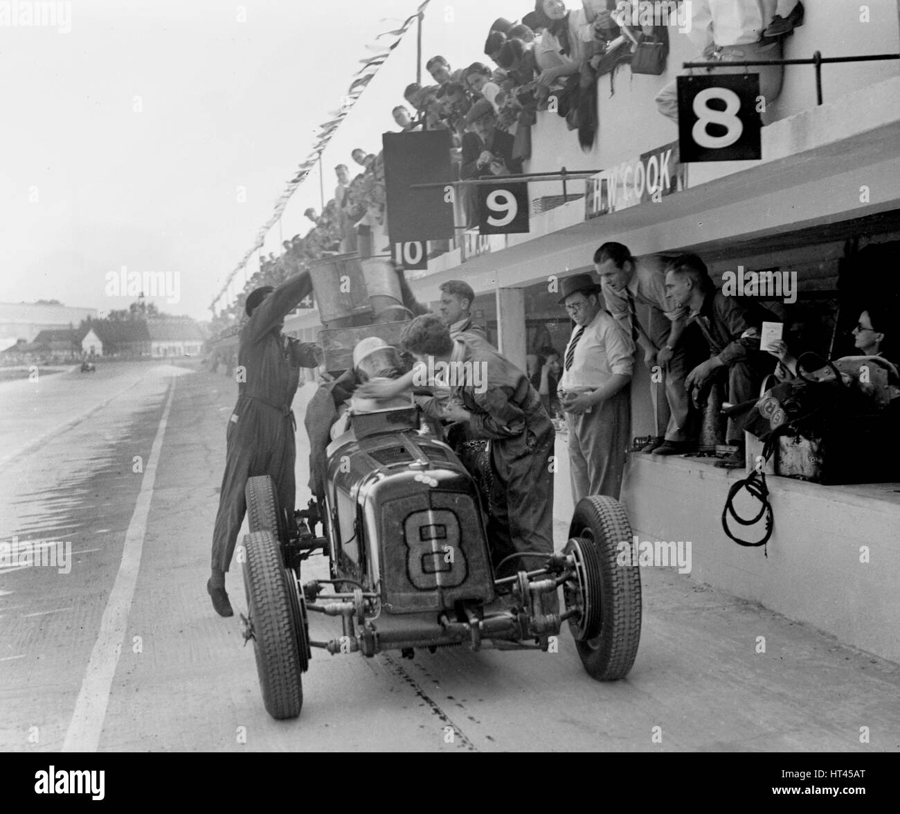 Ser R4C di Raymond Mays il rifornimento ai box, JCC del Trofeo Internazionale, Brooklands, Surrey, 1937. Artista: Bill Brunell. Foto Stock