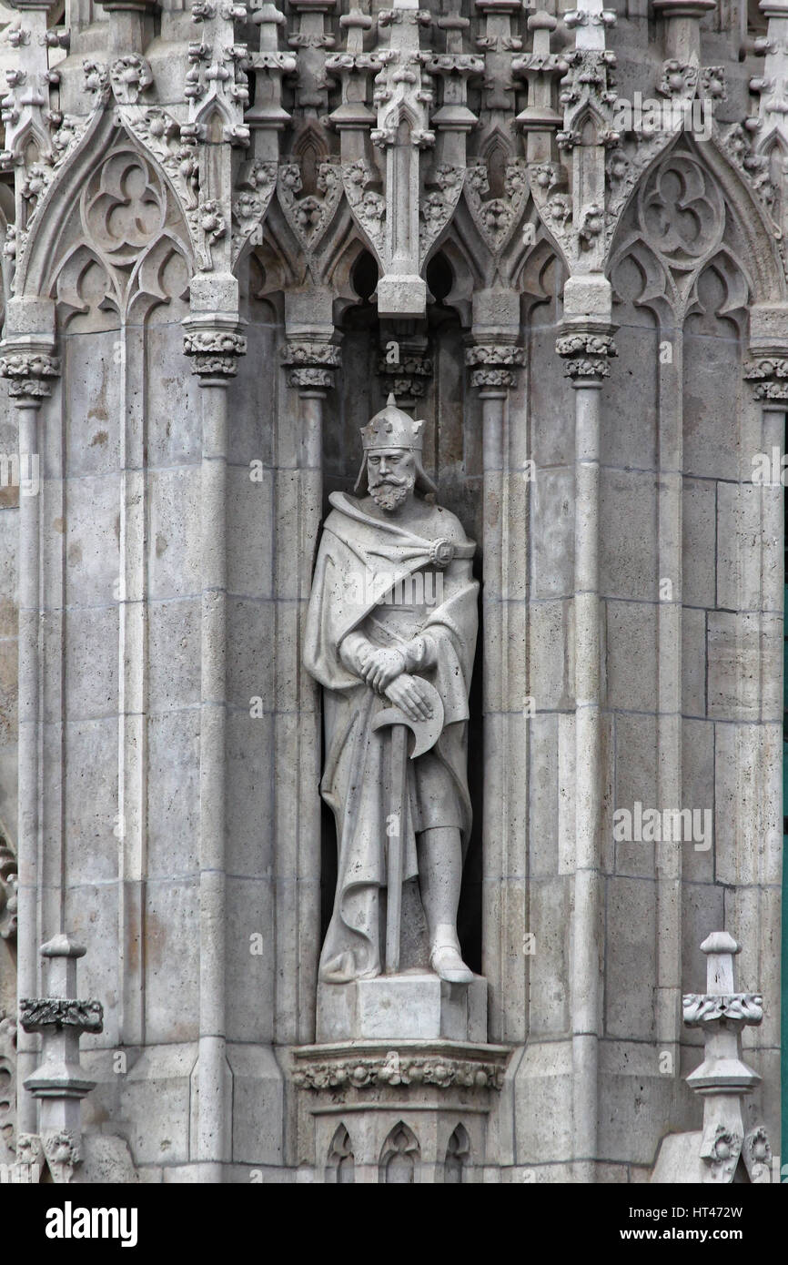 Edificio gotico decorato statue e storico forma umana .. Foto Stock