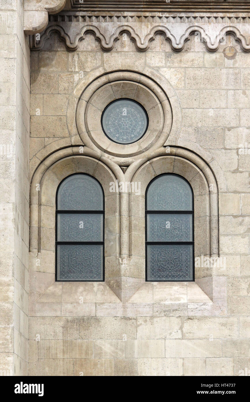 Ungheria, Budapest, la Chiesa di Mattia finestra gotica di dettaglio. Foto Stock