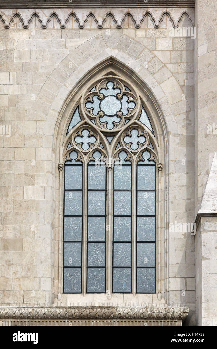 Ungheria, Budapest, la Chiesa di Mattia finestra gotica di dettaglio. Foto Stock