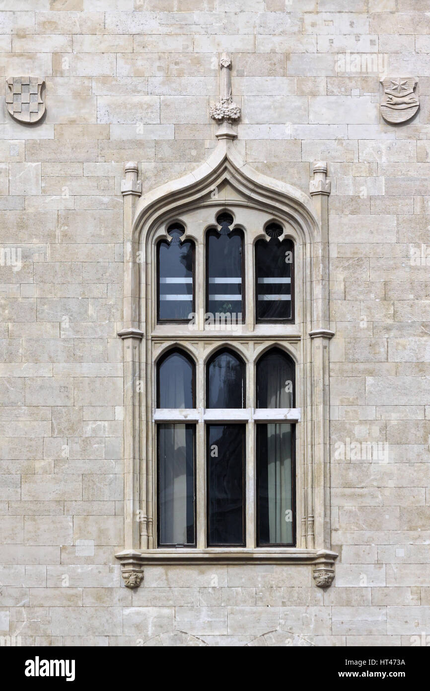 Ungheria, Budapest, la Chiesa di Mattia finestra gotica di dettaglio. Foto Stock