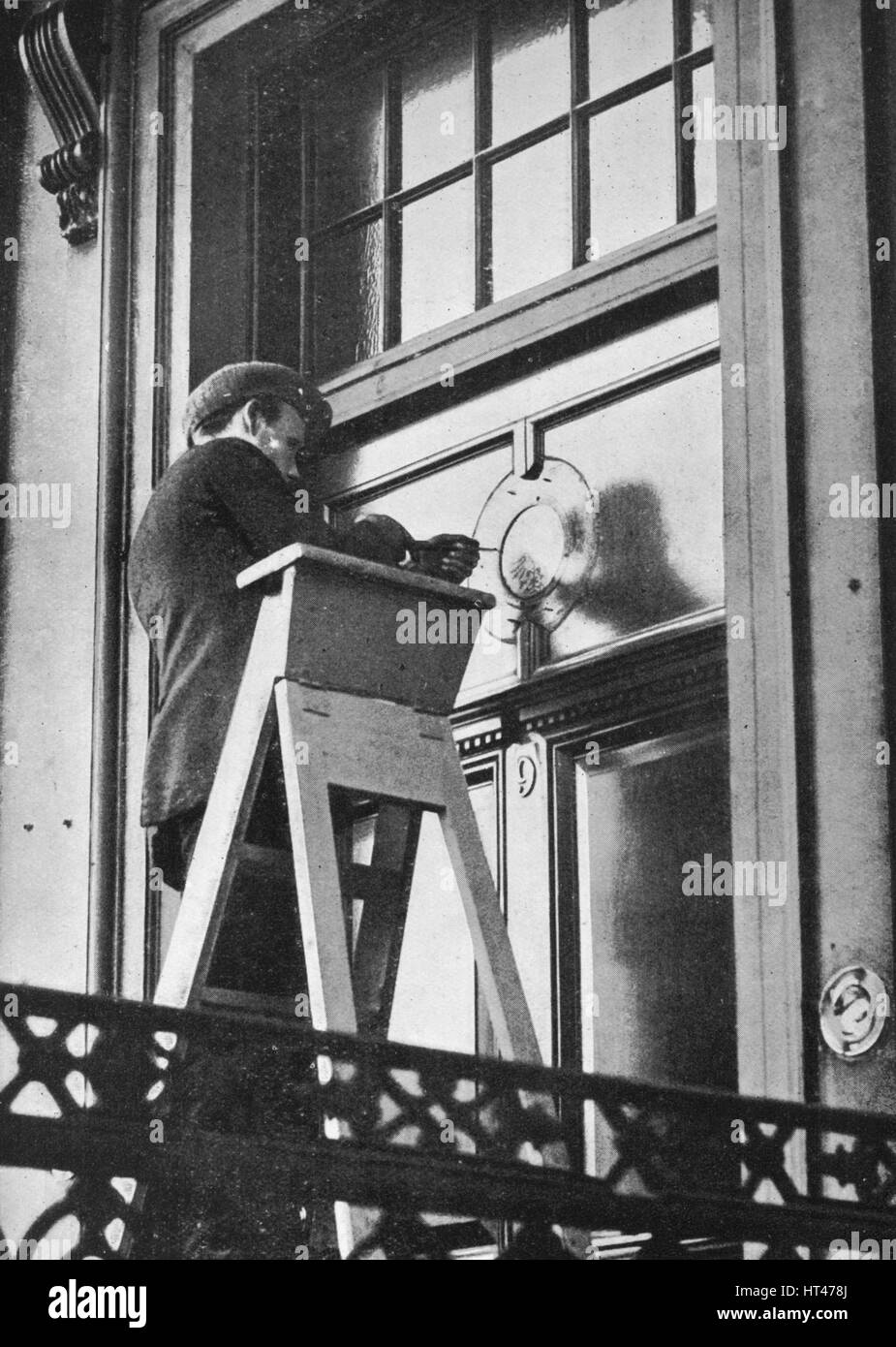 "Rimozione emblemi tedesco dall ambasciata tedesca, Carlton House Terrace, Londra, 1914. Artista: sconosciuto. Foto Stock