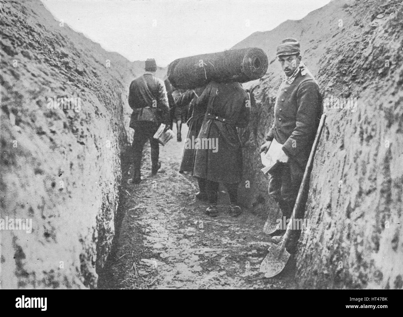 "In una delle trincee francese', 1914. Artista: sconosciuto. Foto Stock