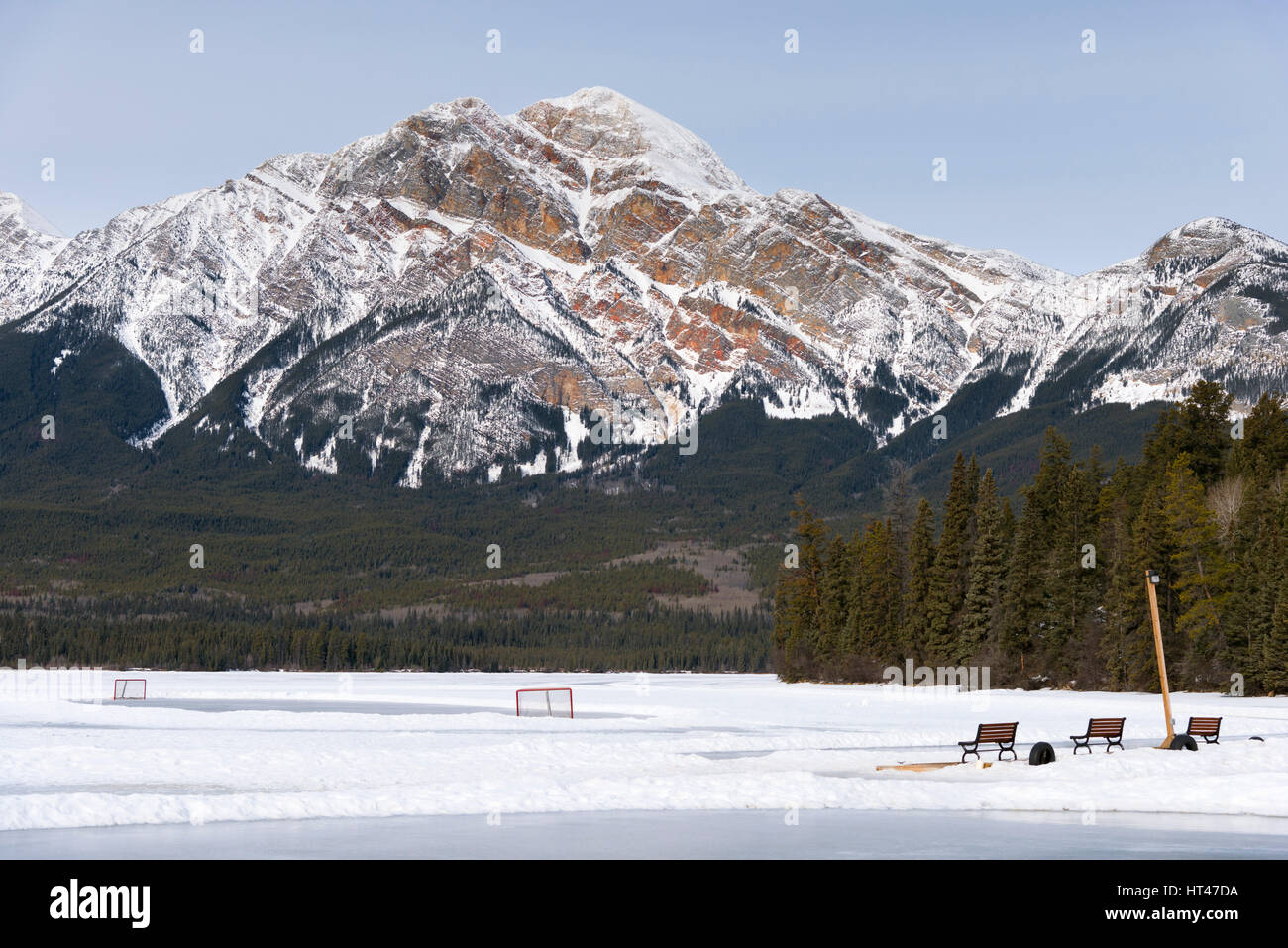 Pista da hockey ai piedi della montagna di piramide Foto Stock