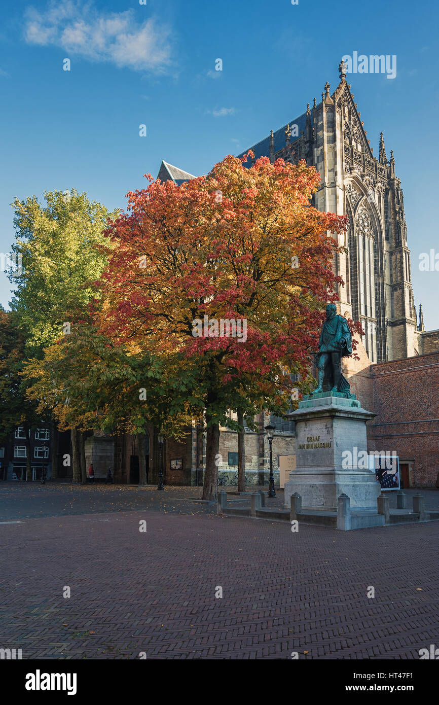 Utrecht, Paesi Bassi - 23 Ottobre 2016: il retro della chiesa del duomo con davanti a uno statuto di Jan van Nassau. Foto Stock