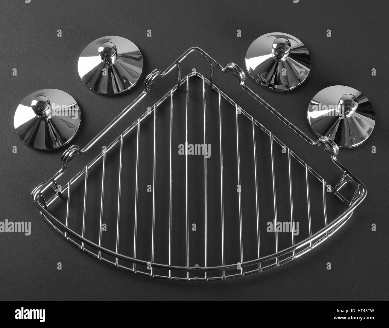 Bagno in acciaio inox ripiano su sfondo grigio. Accessori utili nella stanza da bagno Foto Stock