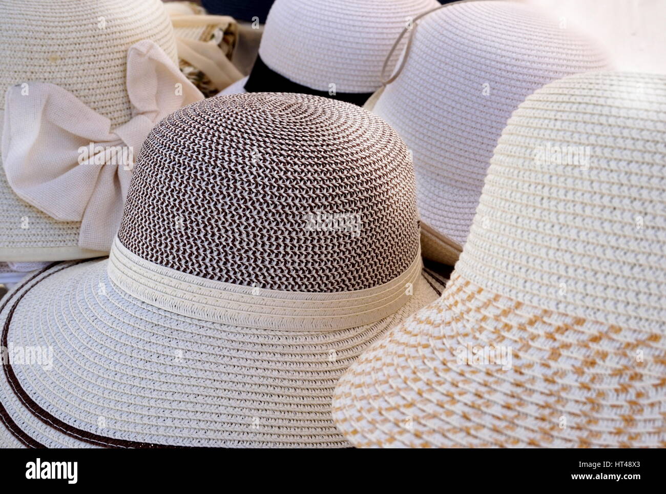 Elegante signore di cappelli di paglia per la maggior parte bianco con il  nero e crema di latte Foto stock - Alamy