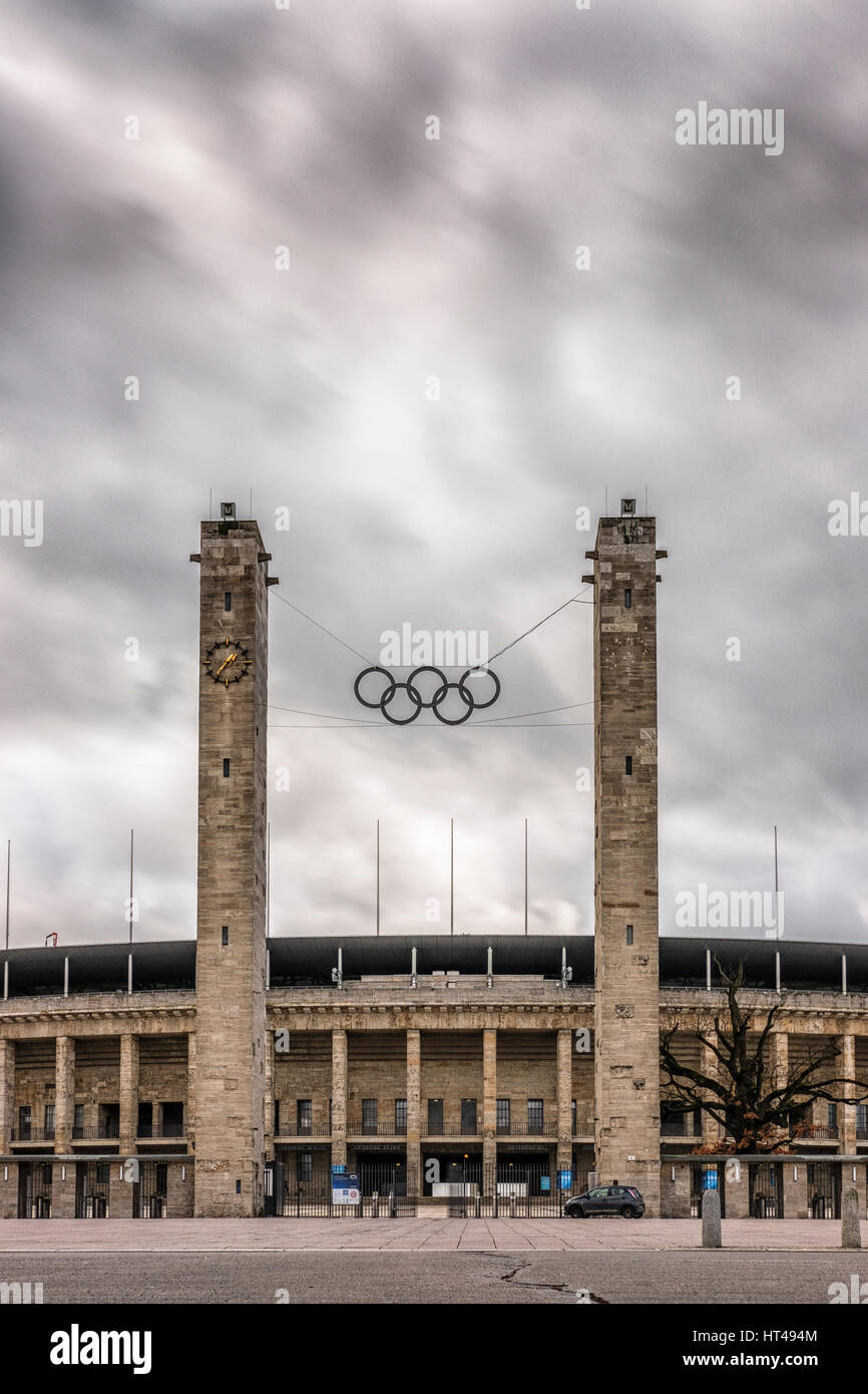 Berlino, Germania,l'Olimpia Stadion (Stadio Olimpico) ,verticale esterna Foto Stock