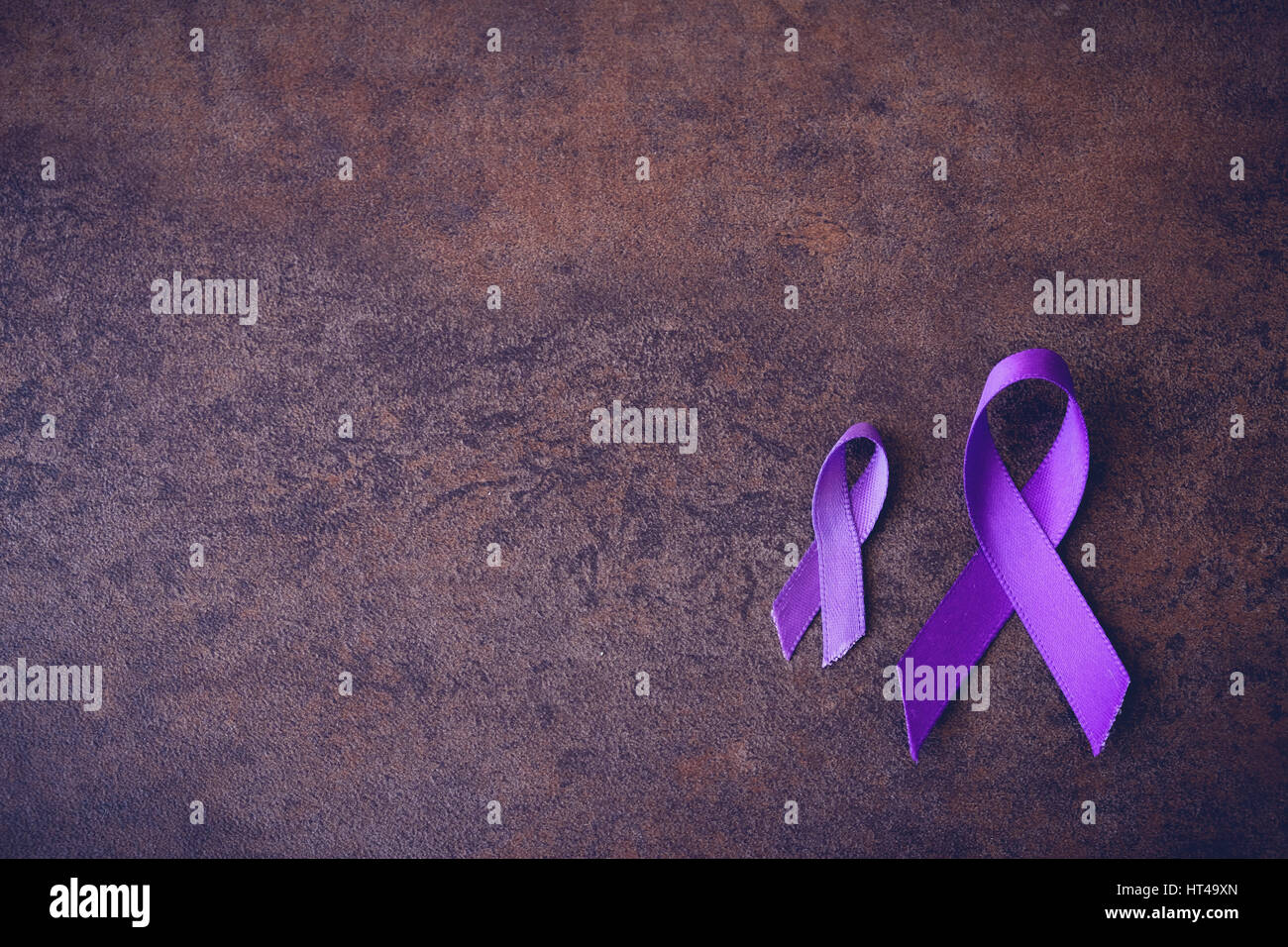 Nastri viola,tonificante spazio copia di sfondo, il morbo di Alzheimer, cancro pancreatico, epilessia consapevolezza, il linfoma di Hodgkin consapevolezza Foto Stock