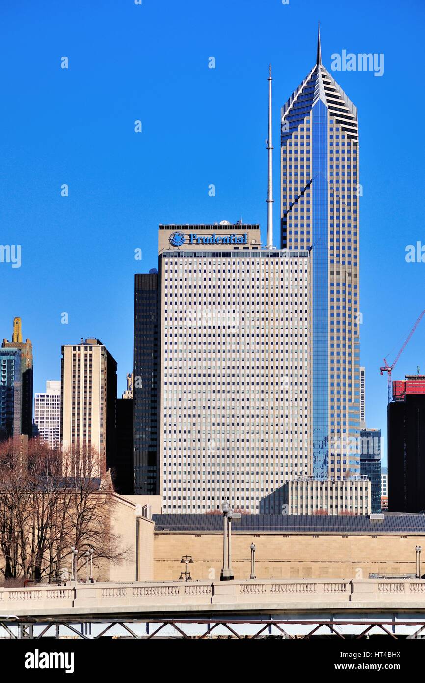 Uno Prudential Plaza, a sinistra e a due Prudential Plaza stand lungo il Chicago's Randolph Street affacciato su Grant Park. Chicago, Illinois, Stati Uniti d'America. Foto Stock