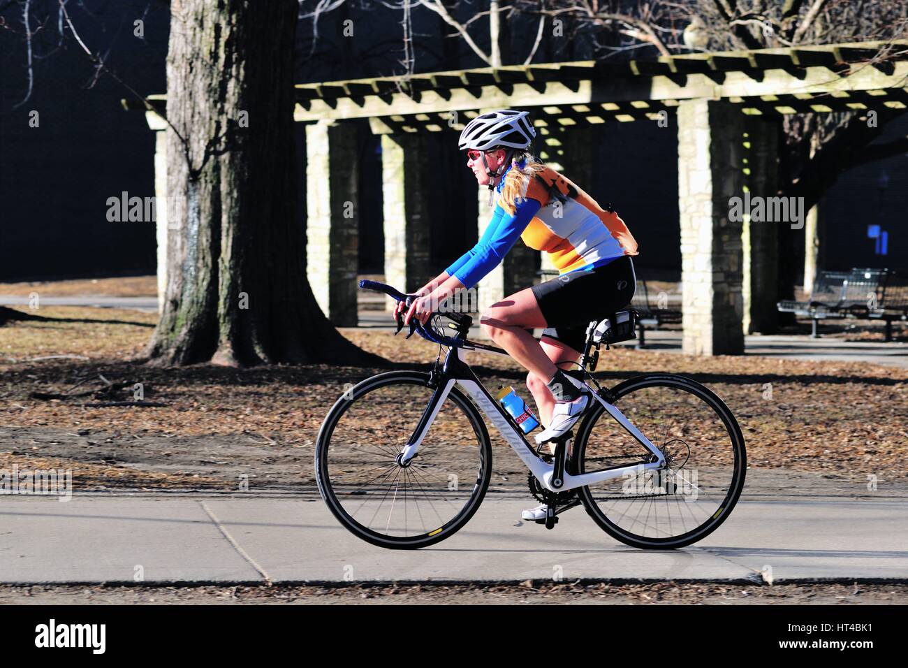 Un ciclista solitario nel Parco di oliva su una mattina in viaggio verso Chicago il Navy Pier. Chicago, Illinois, Stati Uniti d'America. Foto Stock