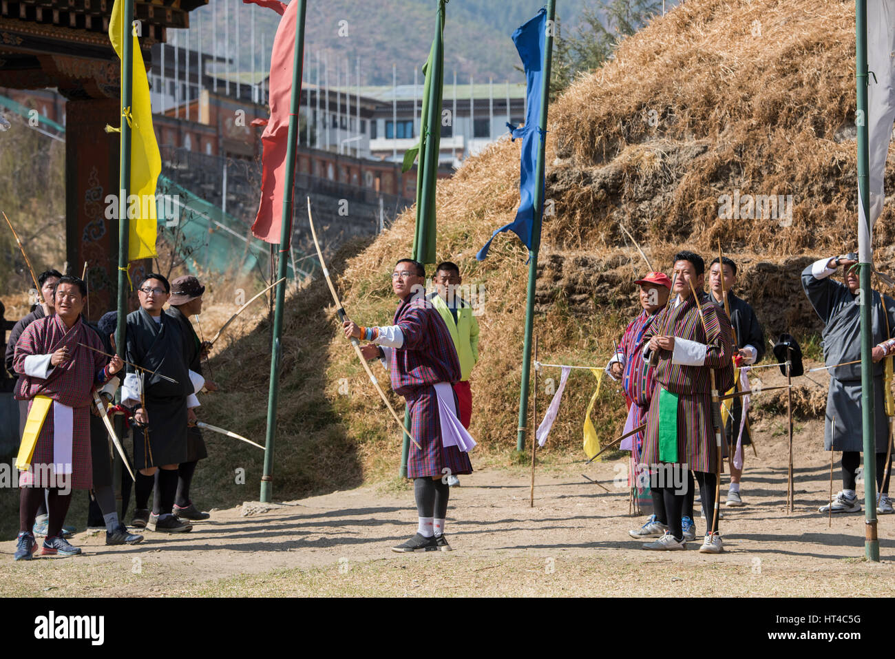 Il Bhutan, Thimphu. Capitale del Bhutan. Tiro con l'arco locale competizione giocate in costumi tradizionali. Sport più popolare in Bhutan e lo sport nazionale. Foto Stock