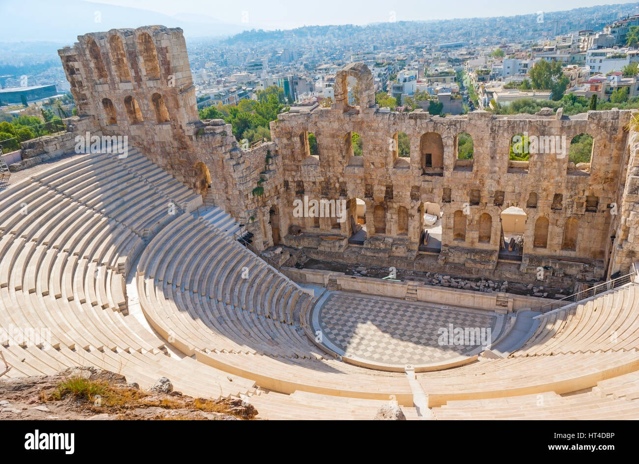 La vista sulla scena del Odeon Herodes Atticus teatro dal pendio della collina Acropolic, Atene, Grecia Foto Stock