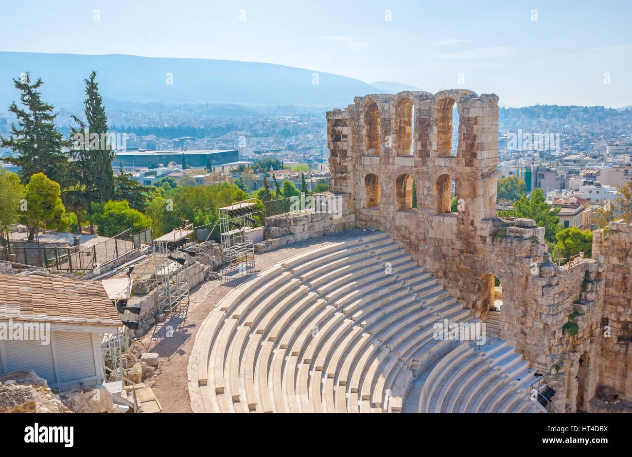 La vista sull'antica sala da concerto denominato Odeon Herodes Atticus a Atene, Grecia Foto Stock