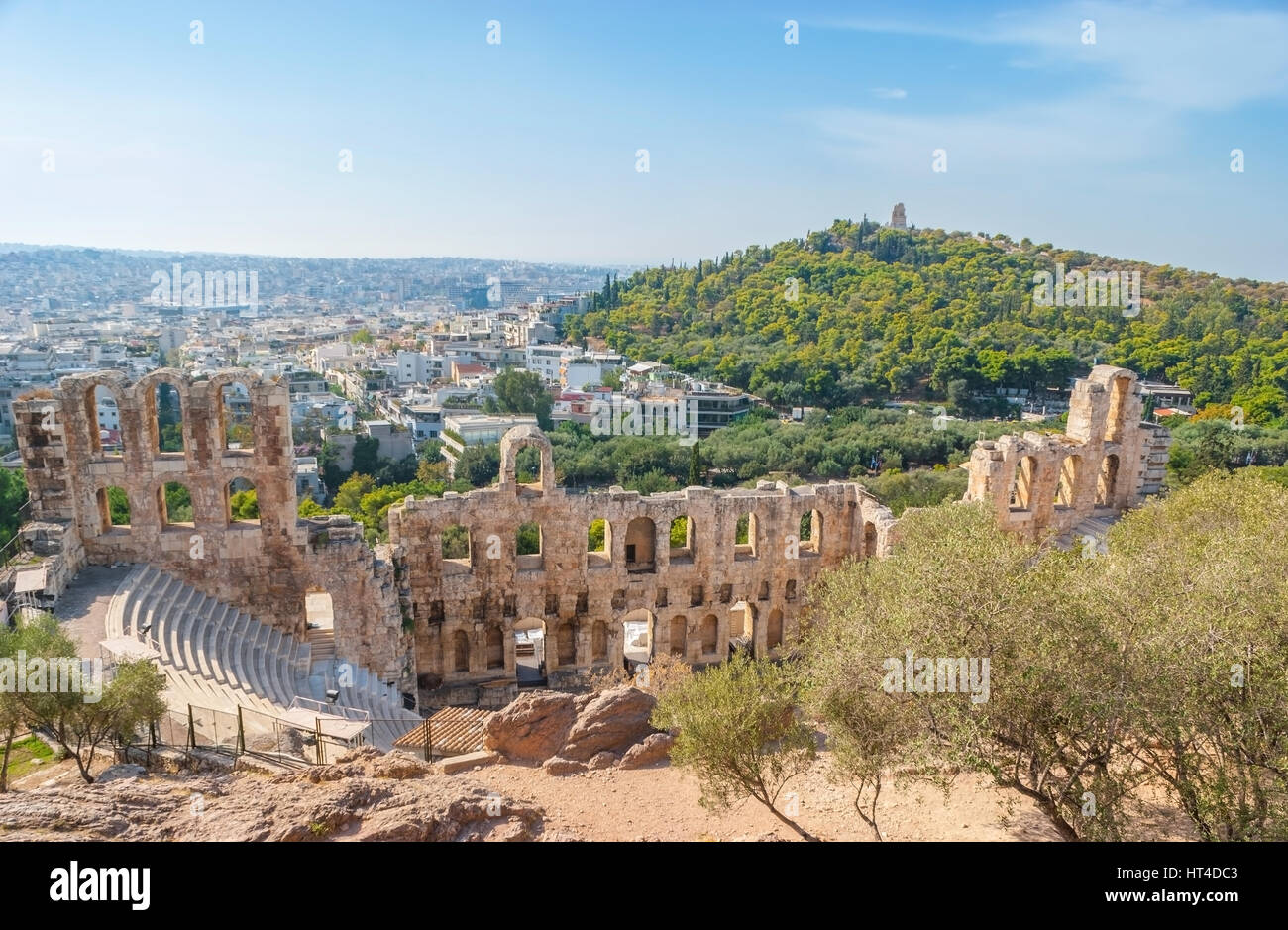 La vista su conserve di parte di Odeon Herodes Atticus teatro dal colle di Acropoli di Atene, Grecia. Foto Stock