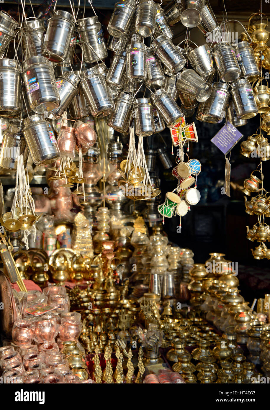 Utensili di metallo negozio indiano al mercato locale Foto Stock