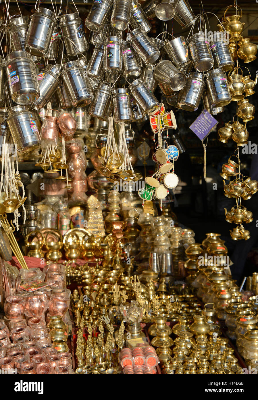 Utensili di metallo negozio indiano al mercato locale Foto Stock