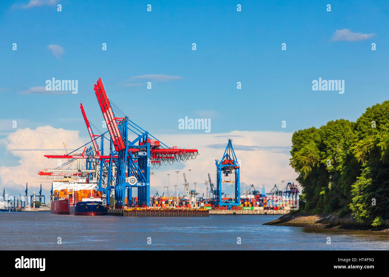 Amburgo, Germania - 25 giugno 2014: banchine del porto di Amburgo (Hamburger Hafen) sul fiume Elba, Germania. Il porto più grande in Germania e uno dei bu Foto Stock