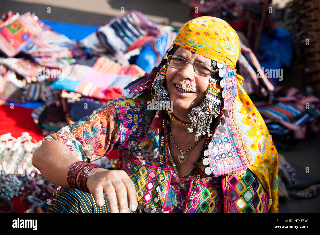 Donna che vendono merci al mercato di Mapusa nel Nord Goa, India. La gente dal circostante venite a Mapusa a vendere la loro mercanzia. A differenza di altri turistico-ori Foto Stock