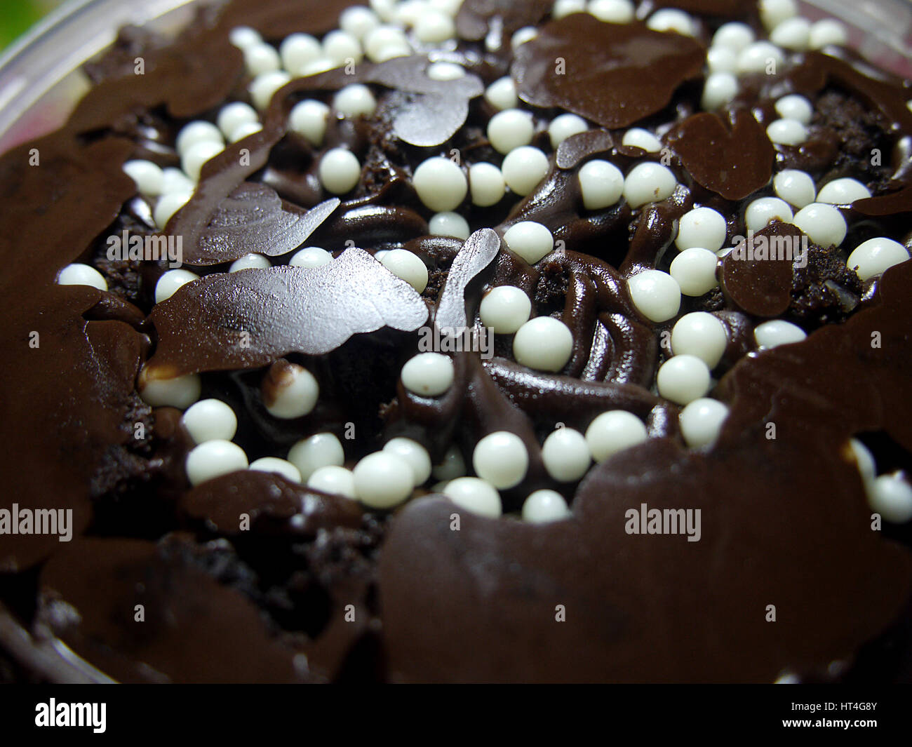 Torta al cioccolato con topping Foto Stock