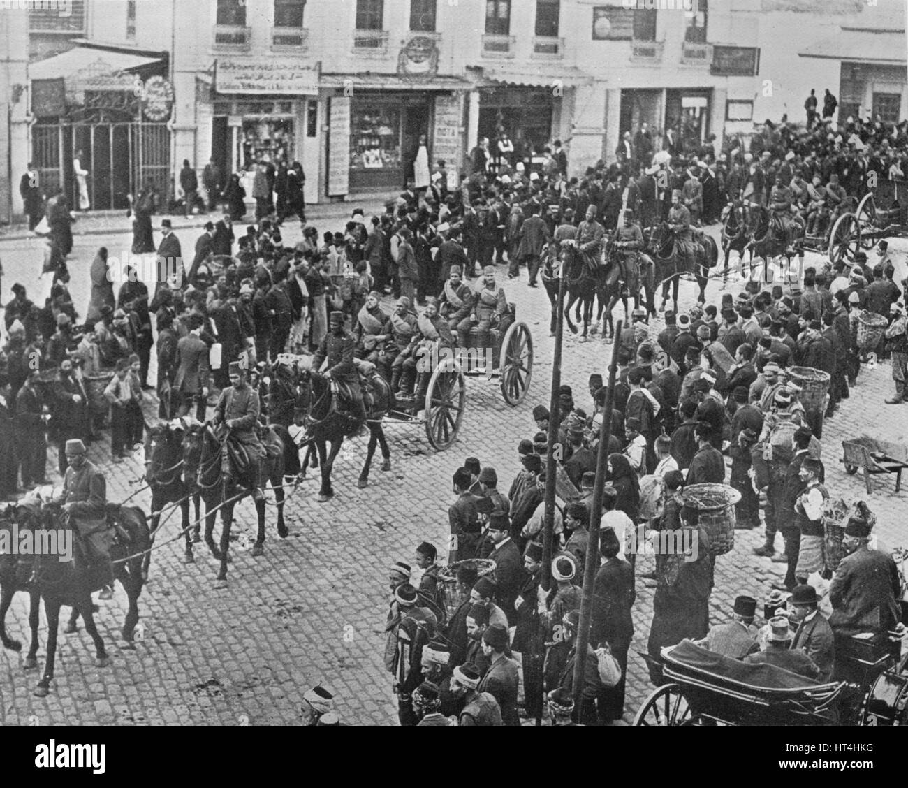 'L'artiglieria turca di lasciare Costantinopoli sul servizio attivo', 1915. Artista: sconosciuto. Foto Stock