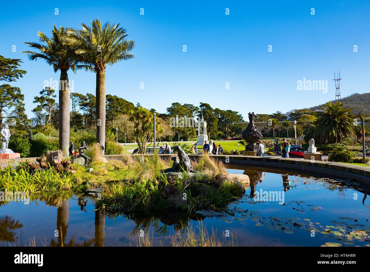 Vista del Golden Gate Park attraverso una fontana, con alberi di palma e l'Accademia delle Scienze della California visibile, San Francisco, California, 14 gennaio 2017. Foto Stock