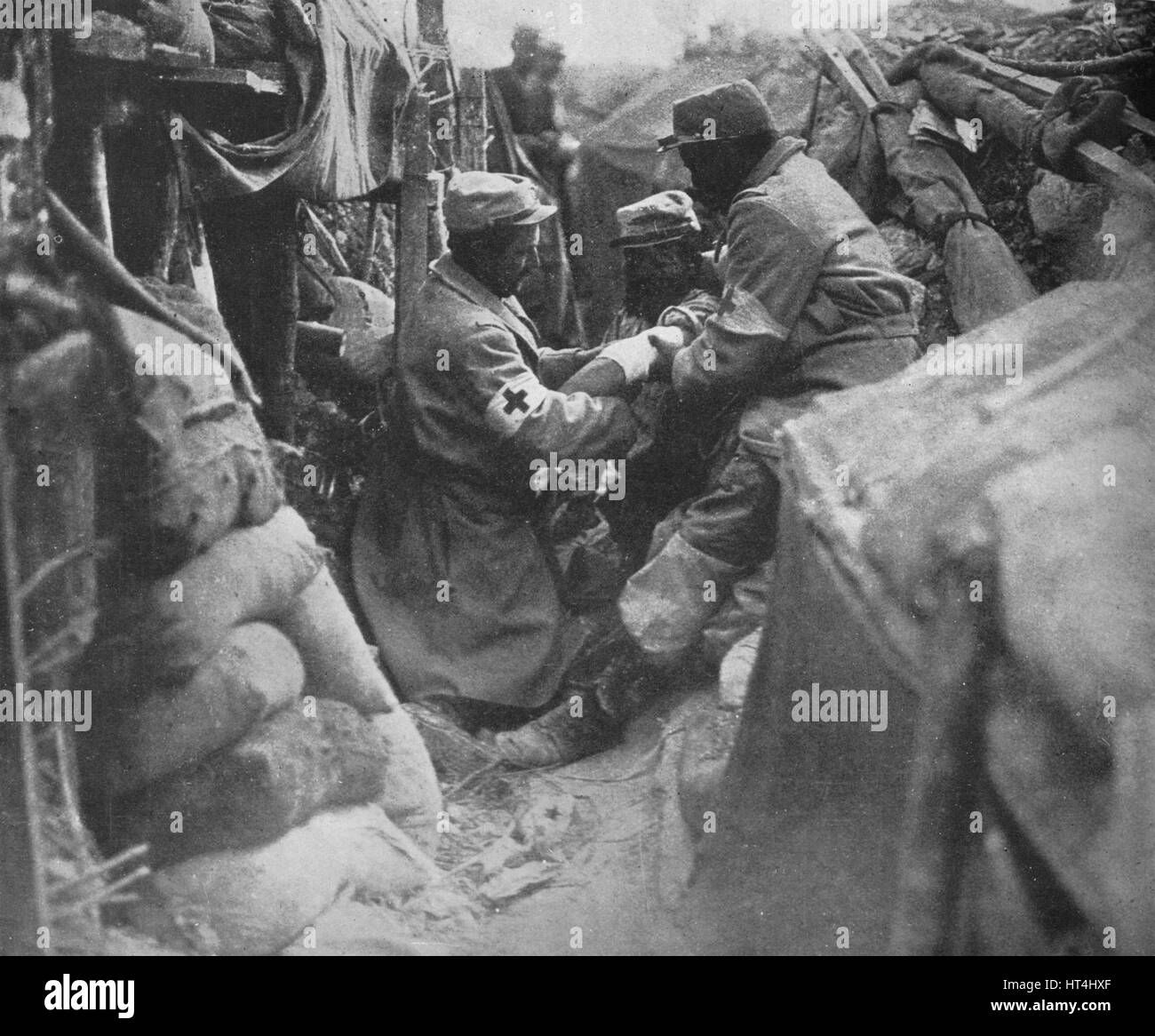 "Primo aiuto ad un uomo ferito in una delle trincee francese', 1915. Artista: sconosciuto. Foto Stock