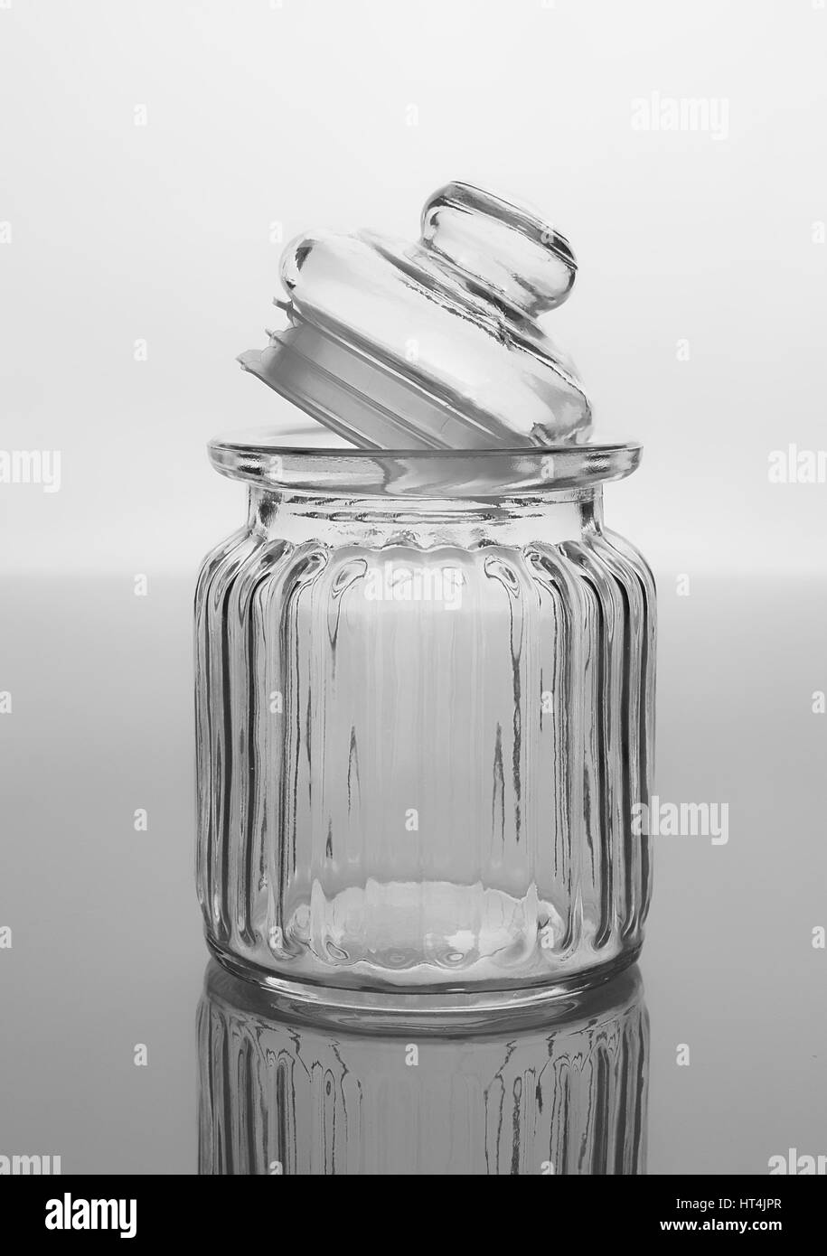 Svuotare la bottiglia di vetro per contenere sale, zucchero, spezie, ecc. Foto Stock