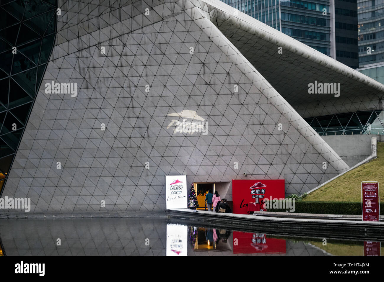 Pizza Hut store situato all'interno di Guangzhou Opera House di Guangzhou, Cina Foto Stock
