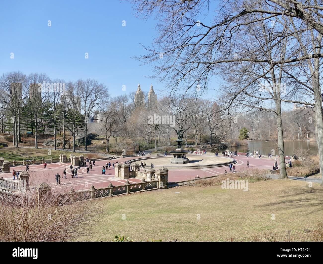 Visitatori godendo la fontana di Bethesda e terrazza da una distanza, al Central Park di New York City, New York, Stati Uniti d'America. Foto Stock