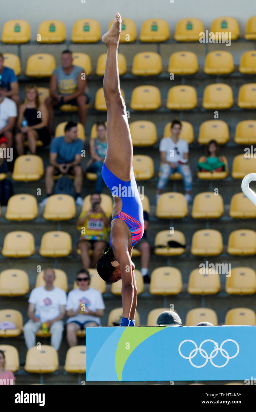 Rio de Janeiro, Brasile. 18 agosto 2016 Maha Abdelsalam (EGY) compete in donne piattaforma subacquea 10m a preliminare del 2016 Olimpiadi estive. © Foto Stock