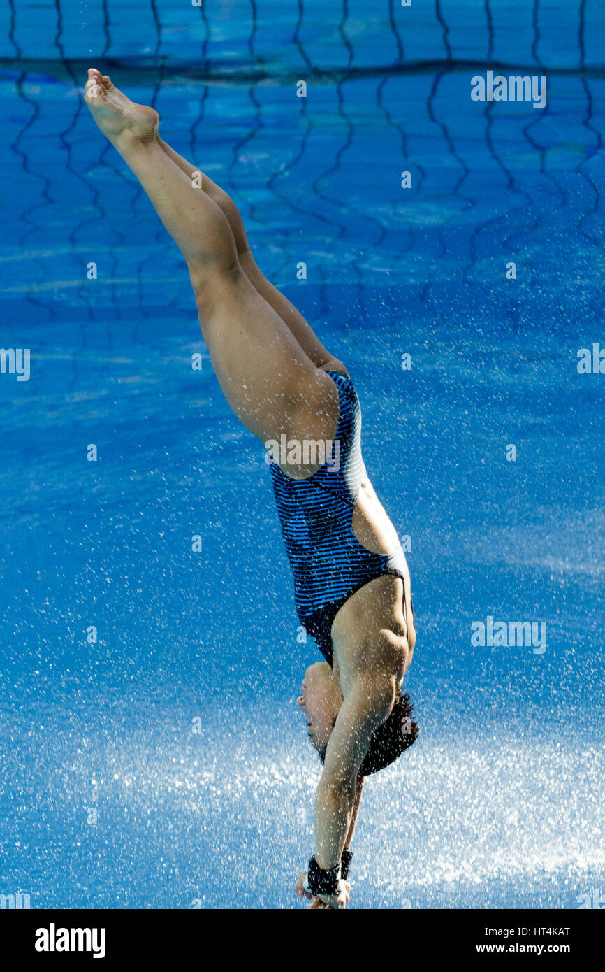 Rio de Janeiro, Brasile. 18 agosto 2016 Minami Itahashi (JPN) compete in donne piattaforma subacquea 10m a preliminare del 2016 Olimpiadi estive. © Foto Stock