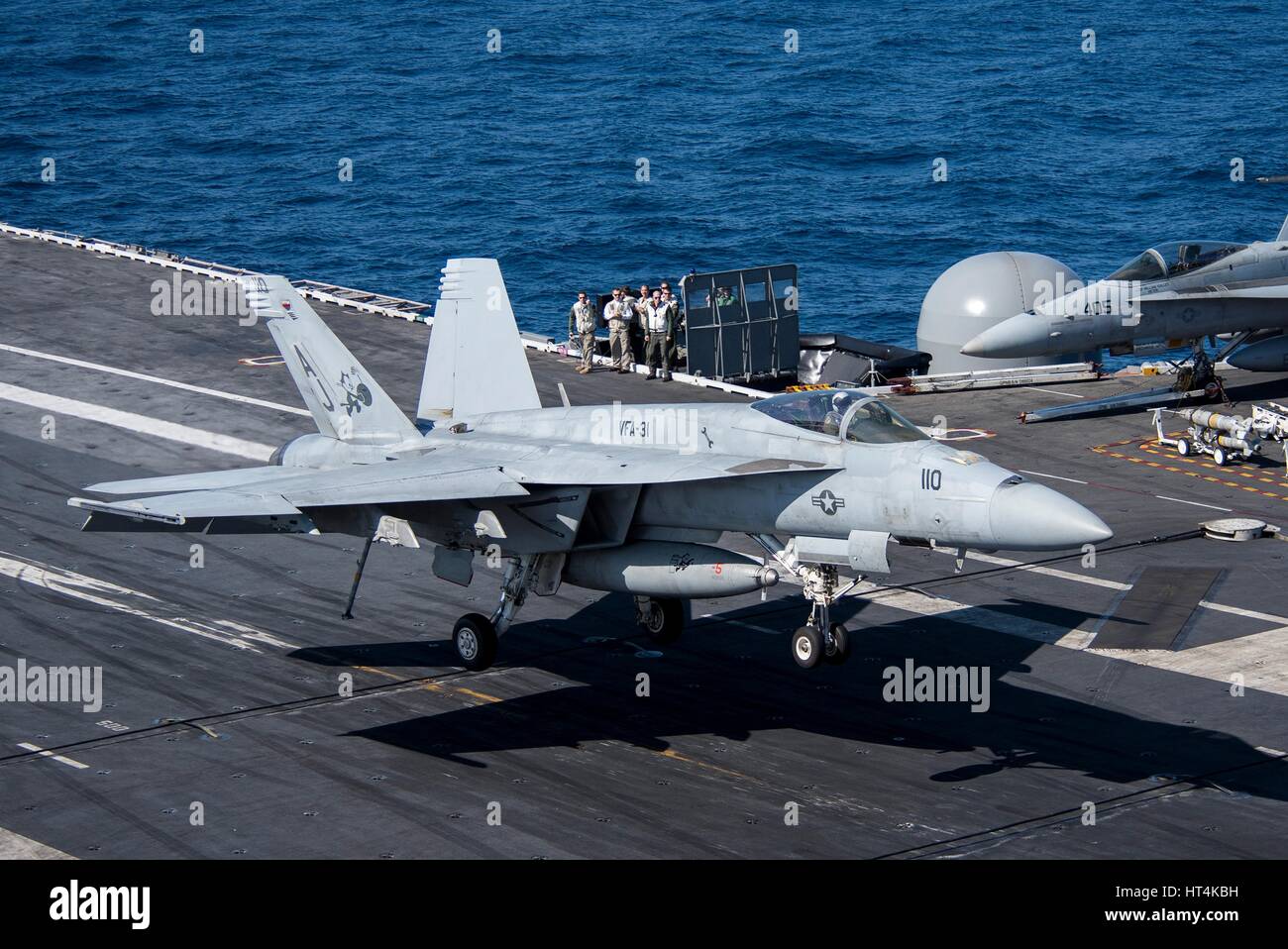Un U.S. Navy F/A-18E Super Hornet fighter aircraft terre dalla lotta deck a bordo della USN Nimitz-class portaerei USS George H.W. Bussola 20 febbraio 2017 nel mar Mediterraneo. Foto Stock