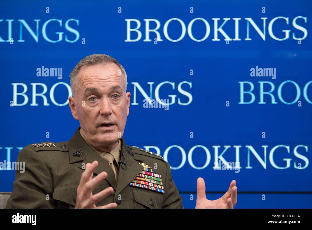 Stati Uniti Comune di capi di Stato Maggiore Presidente Giuseppe Dunford parla al Brookings Institution Febbraio 23, 2017 a Washington, DC. Foto Stock