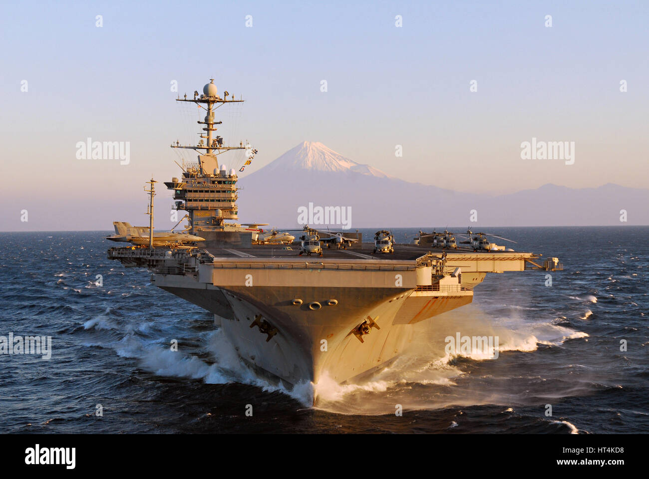 L'USN Nimitz-class portaerei USS George Washington cuoce a vapore in corso con Mt. Fuji in background Novembre 21, 2009 nell'Oceano Pacifico. Foto Stock
