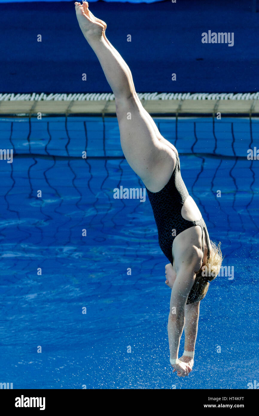 Rio de Janeiro, Brasile. 18 agosto 2016 Ganna Krasnoshlyk (UKR) compete in donne piattaforma subacquea 10m a preliminare del 2016 Olimpiadi estive. Foto Stock