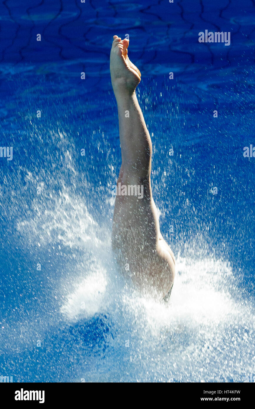 Rio de Janeiro, Brasile. 18 agosto 2016 Ganna Krasnoshlyk (UKR) compete in donne piattaforma subacquea 10m a preliminare del 2016 Olimpiadi estive. Foto Stock
