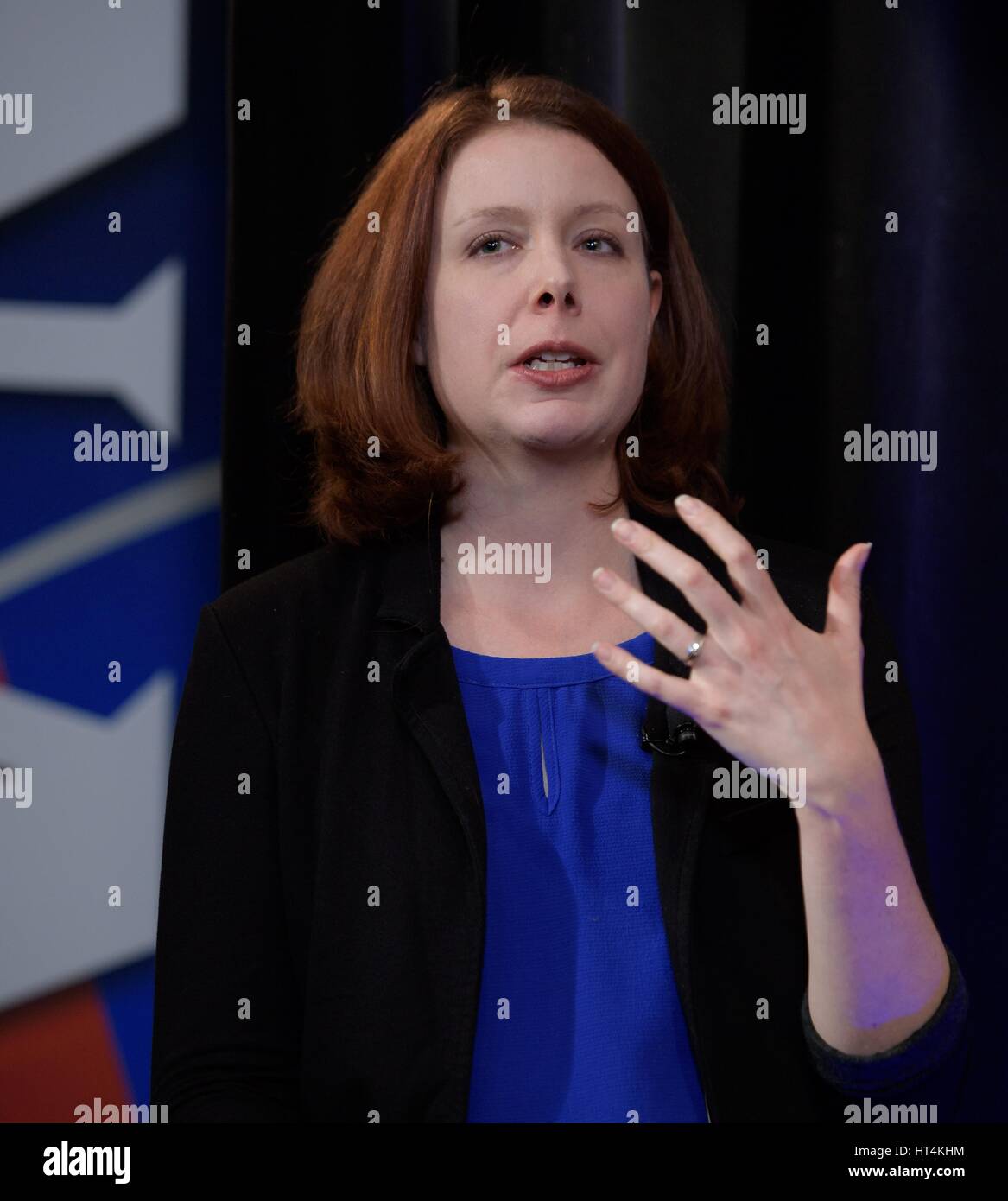 Space Telescope Science Institute astronomo Nikole Lewis presenta i risultati della ricerca durante la Trappa-1 pianeti briefing presso la sede centrale della NASA Febbraio 22, 2017 a Washington, DC. I ricercatori hanno rivelato il primo sistema noto di sette terra-size pianeti intorno a una stella unica Trappista chiamato-1. Foto Stock