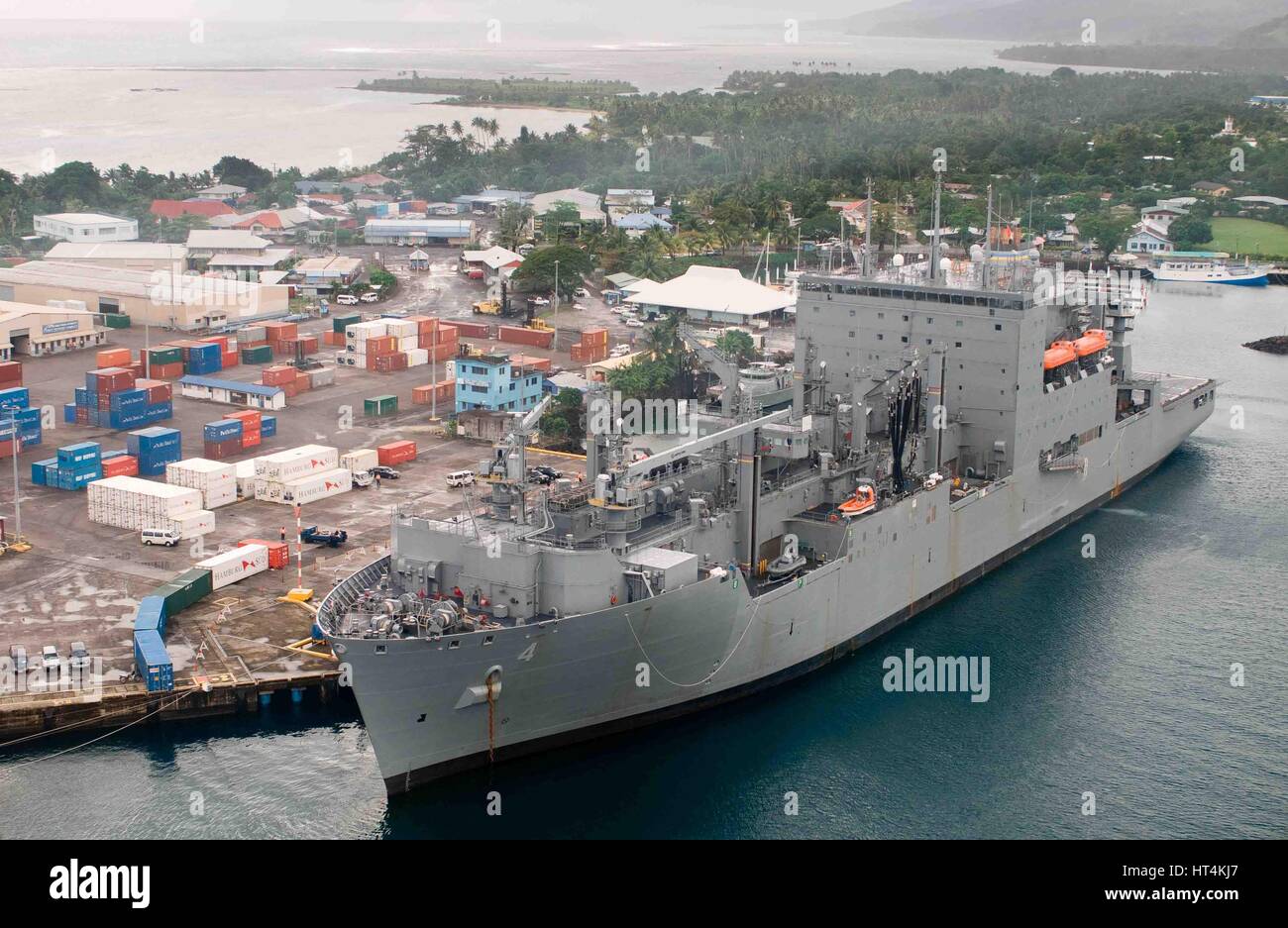 L'USN di Lewis e Clark a secco di classe nave cargo USNS Richard E. Byrd siede pier lato Luglio 3, 2009 in Upolu, Samoa. Foto Stock