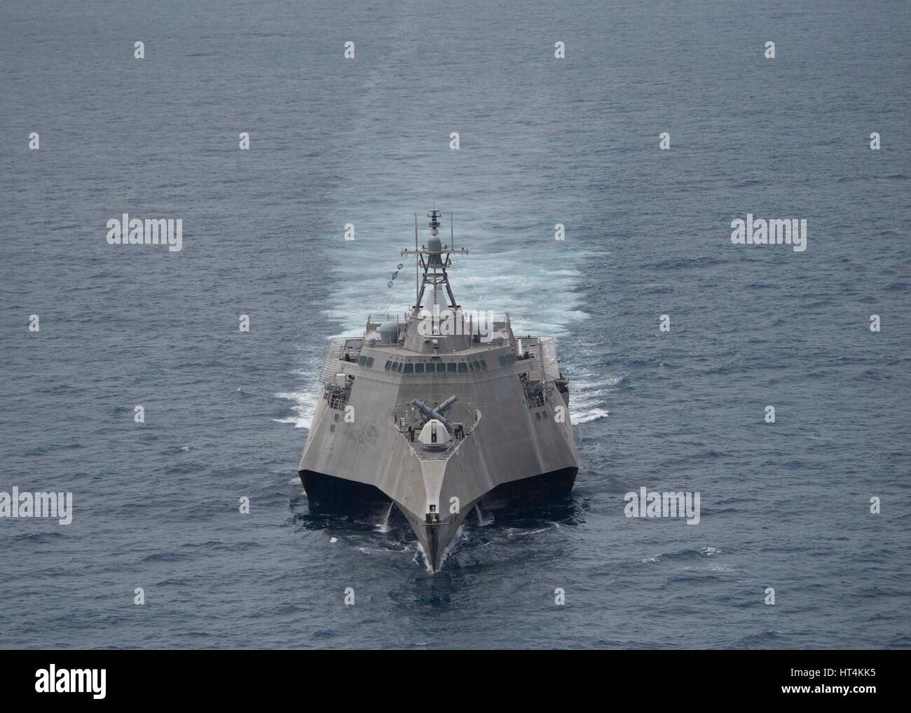 L'USN INDIPENDENZA-class Littoral Combat Ship USS Coronado cuoce a vapore in corso del 1 febbraio 2017 nel Mare della Cina del Sud. Foto Stock